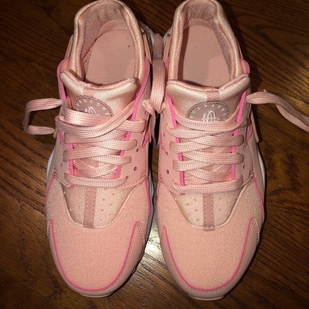 HUARACHE RUN 'STORM PINK' – SIZE US 6 Y (US 7.5 W)